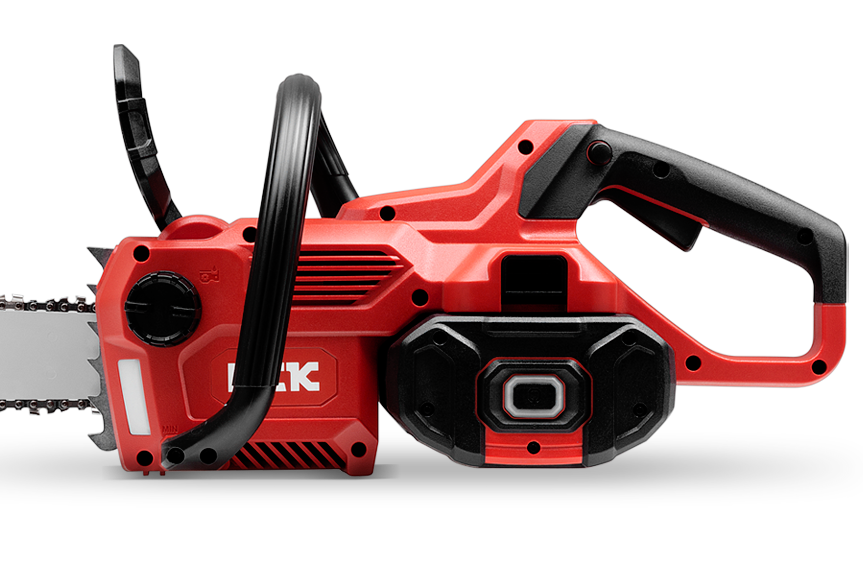 Motosierra eléctrica roja sobre fondo blanco