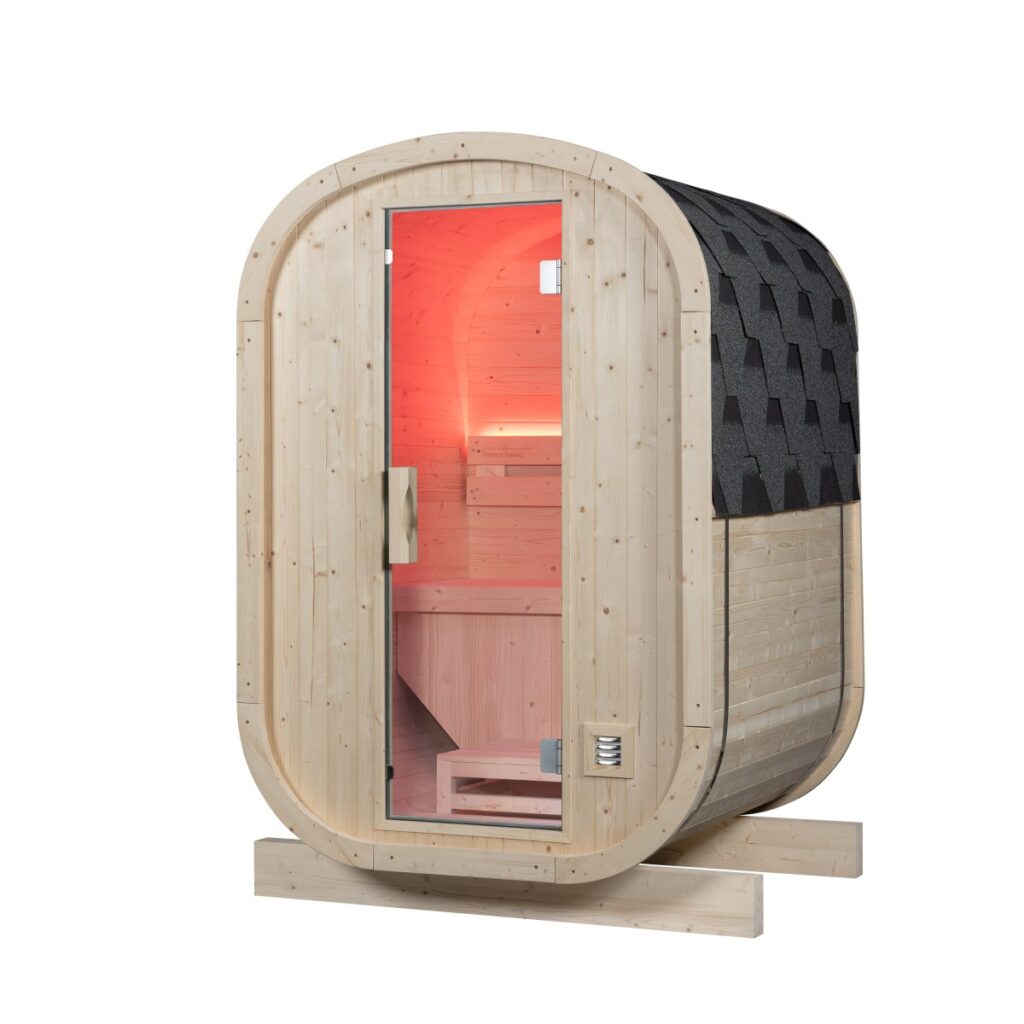 Sauna exterior de madera con puerta acristalada