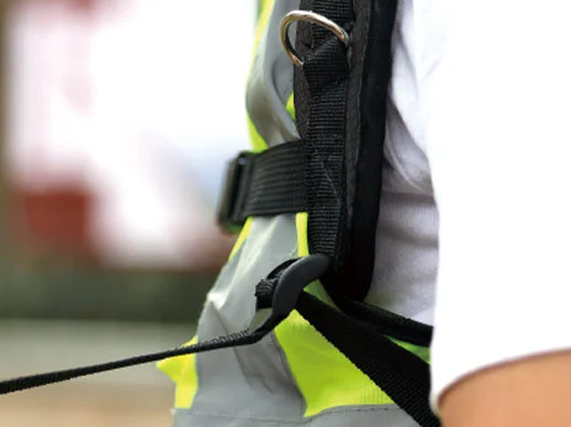 Detalle de chaleco reflectante con arnés de seguridad