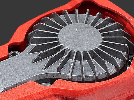 Primer plano de motor con carcasa roja