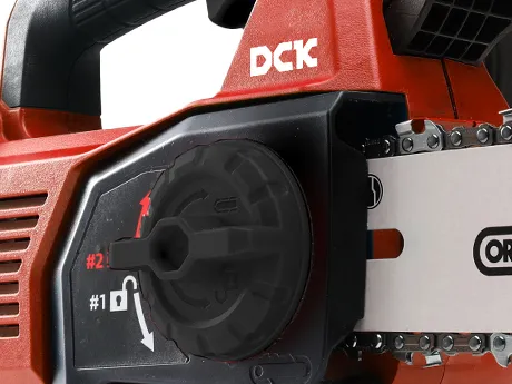 Detalle de motosierra DCK con cadena y ajuste