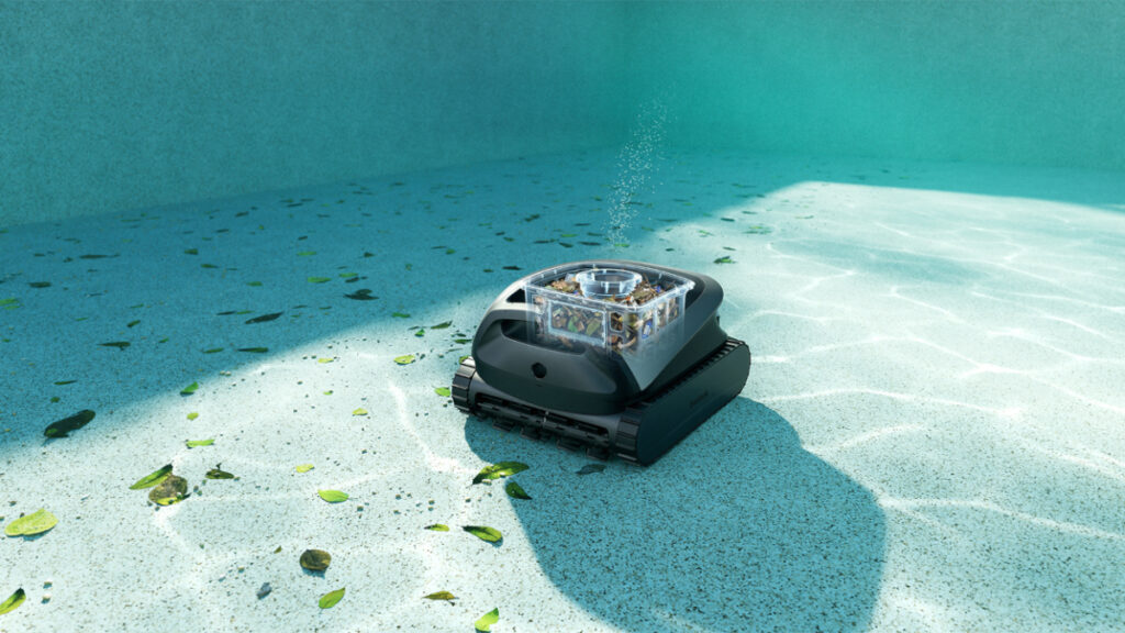 Robot limpiafondos automático en el fondo de piscina