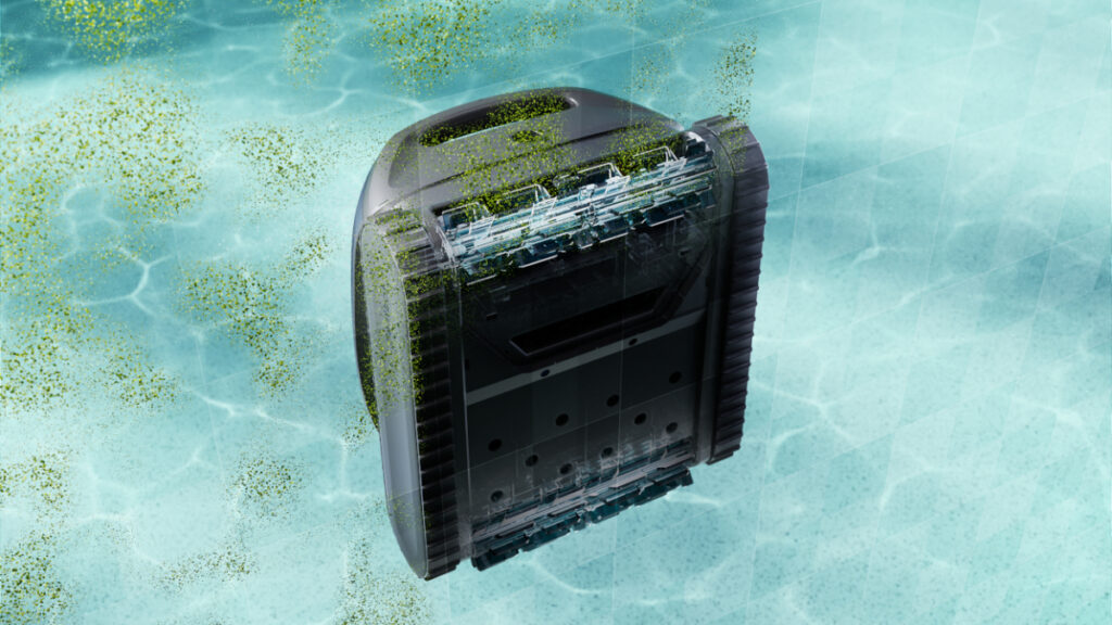 Robot limpiafondos automático en piscina con algas