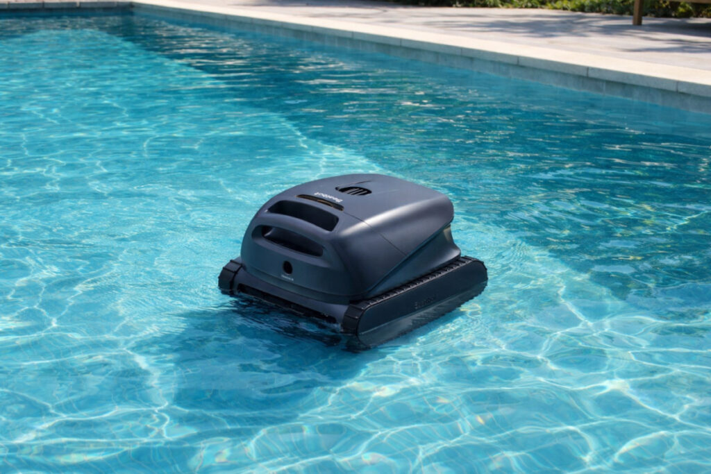 Robot limpiador automático en piscina exterior
