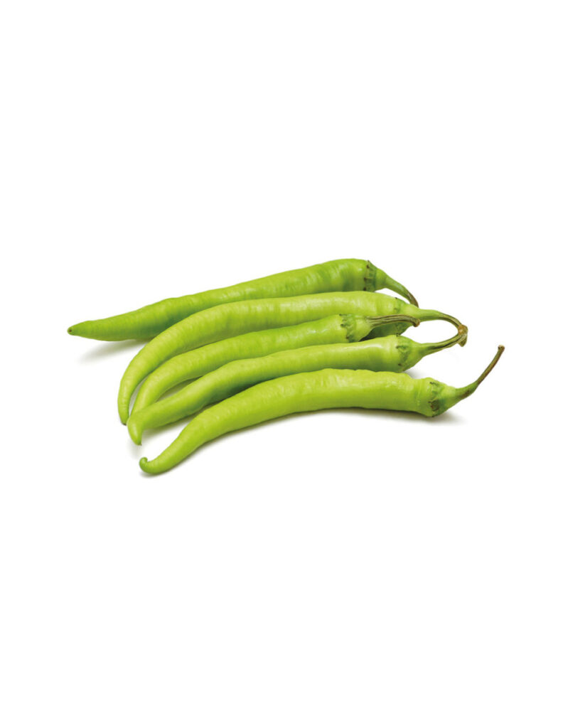 Guindillas verdes frescas sobre fondo blanco