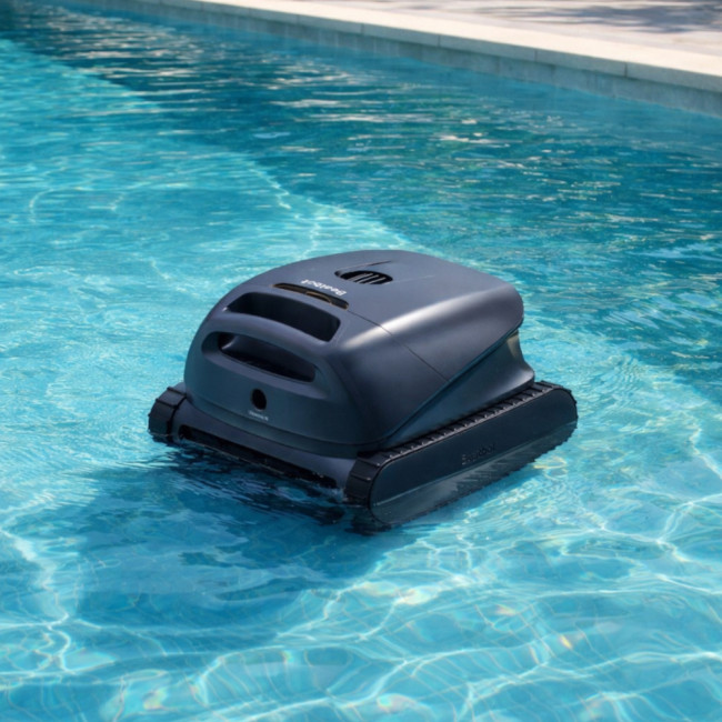 Robot limpiador automático en piscina azul