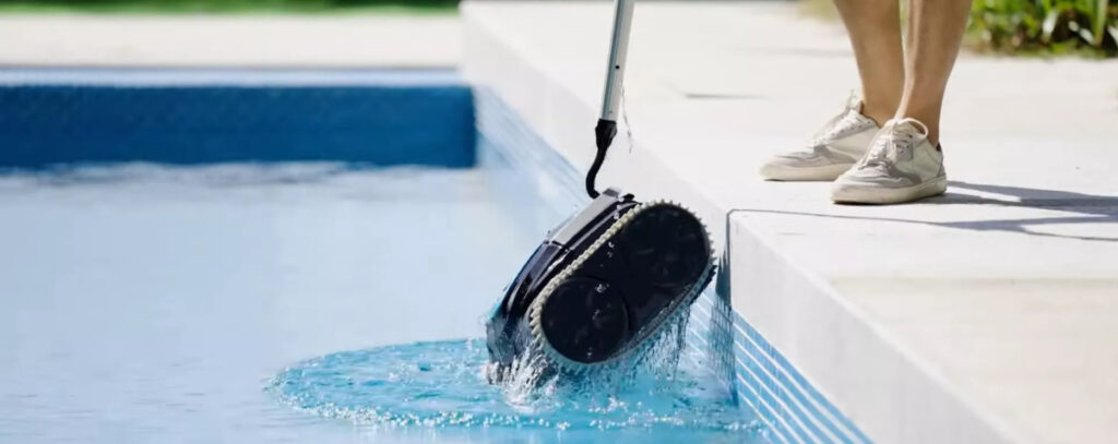 Robot limpiador automático en piscina privada