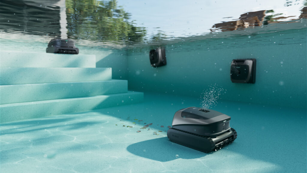 Robot limpiador funcionando bajo el agua en piscina