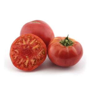 Tres tomates rojos, uno cortado por la mitad