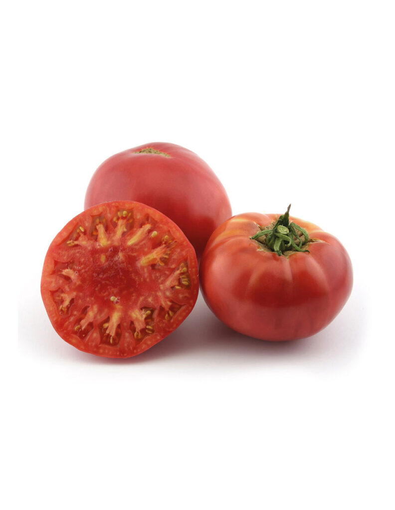 Tres tomates rojos, uno cortado por la mitad