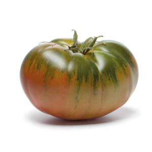 Tomate grande verde y rojizo sobre fondo blanco