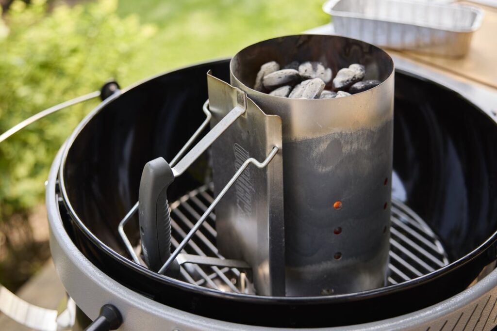 Chimenea de encendido con carbón en barbacoa