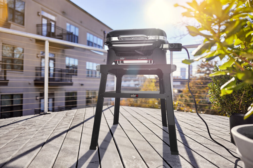 Barbacoa eléctrica en terraza moderna soleada