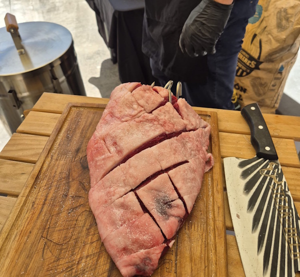 Gran pieza de carne cruda marcada en tabla