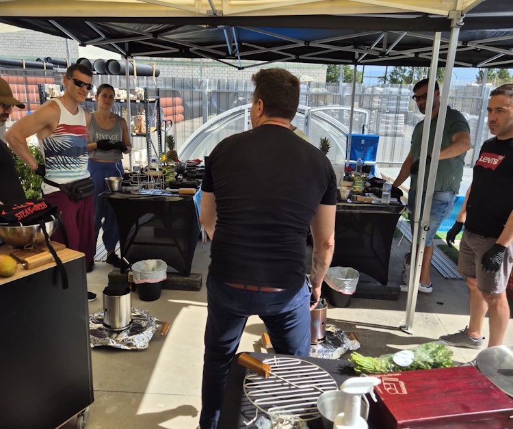 Clase de cocina al aire libre con parrilla
