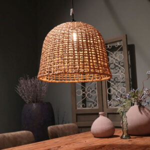 Lámpara colgante de mimbre sobre mesa de madera
