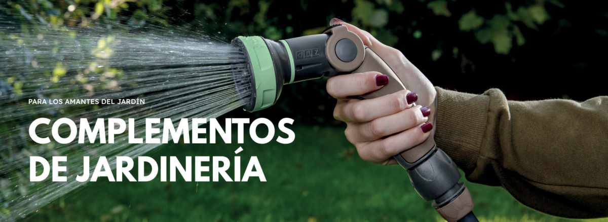 Mano usando manguera para regar el jardín