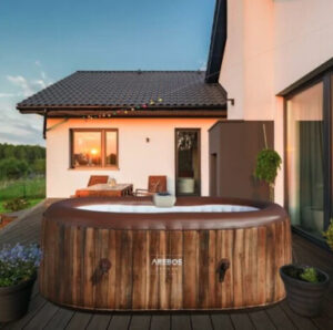 Jacuzzi exterior de madera en terraza moderna al atardecer