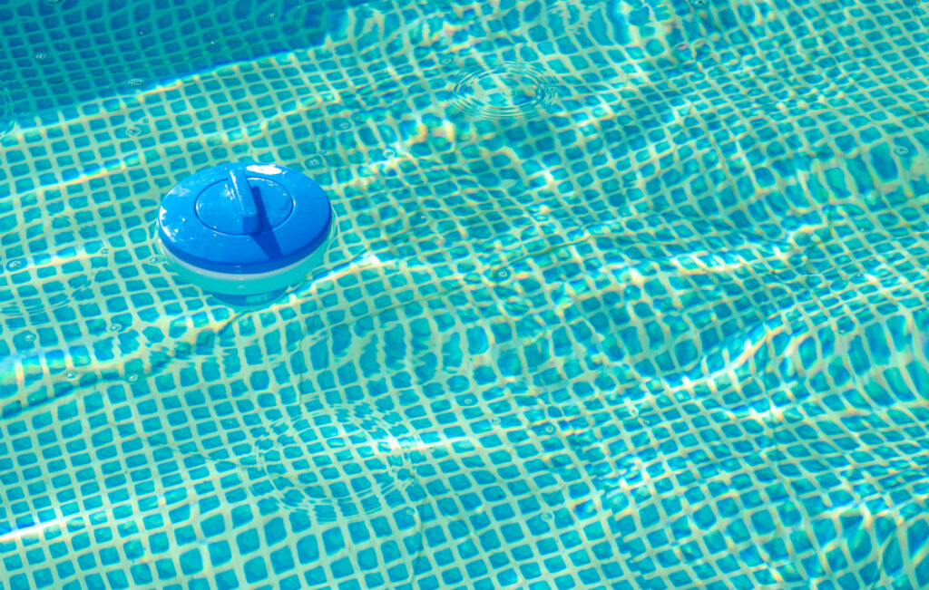 Dosificador flotante en piscina azul