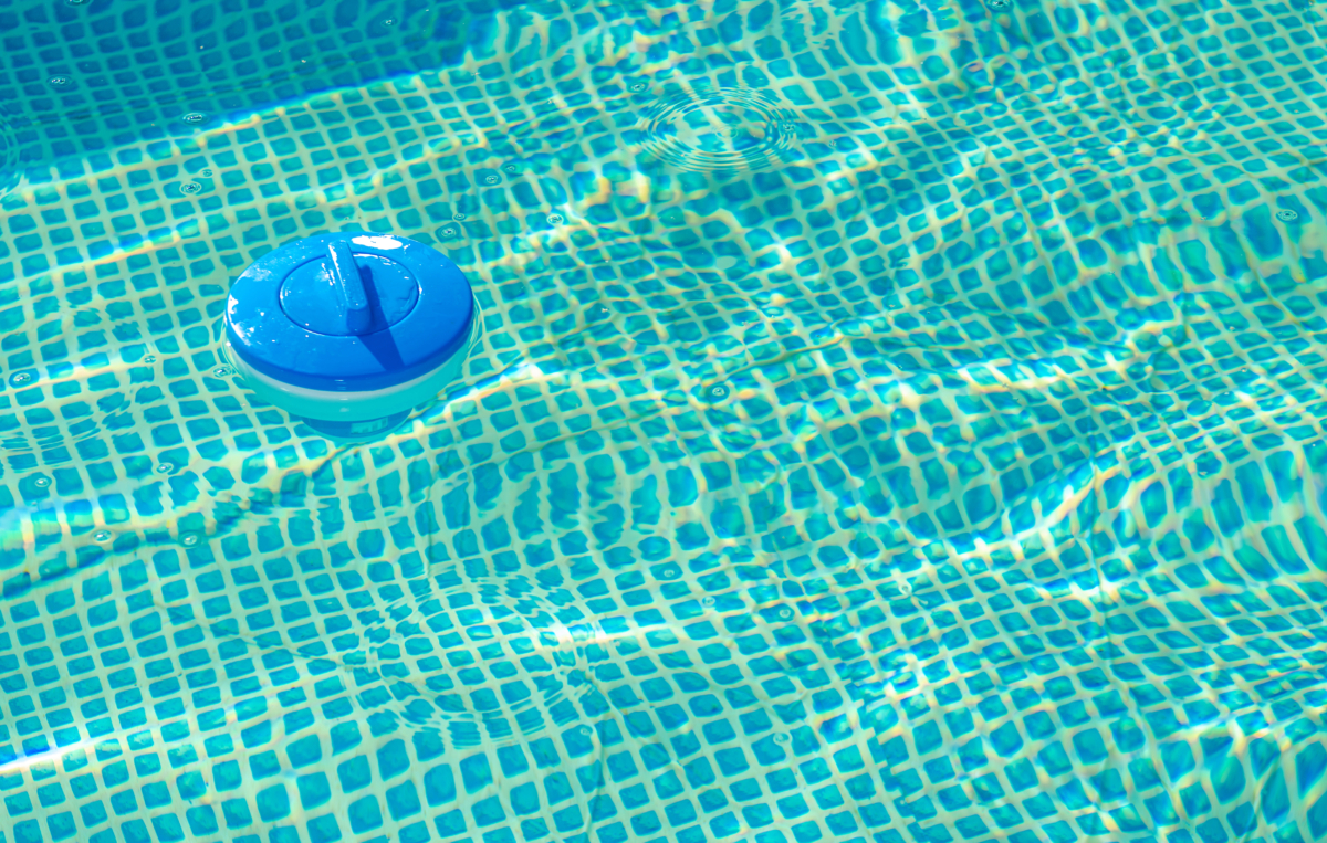 Dosificador flotante en piscina azul