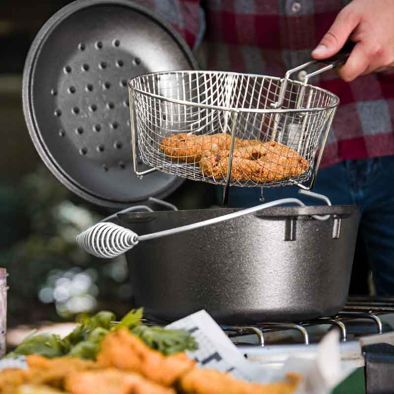 Freidora con pollo frito recién hecho al aire libre