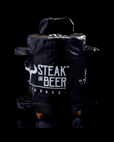 Parrilla cubierta con logo Steak and Beer