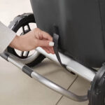 Mano conectando cargador a patinete eléctrico