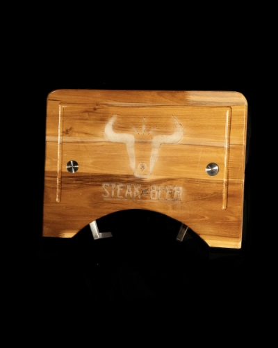 Tabla de madera con grabado de toro
