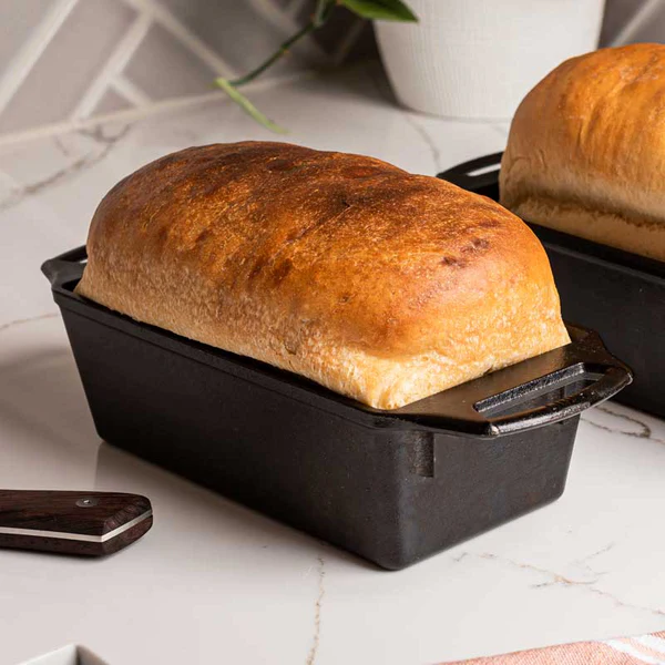 Pan casero horneado en molde rectangular