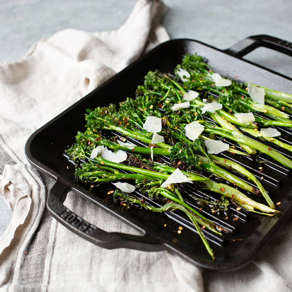 Broccolini a la plancha con queso rallado
