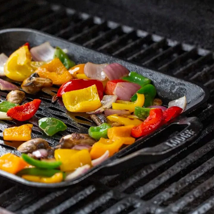 Verduras variadas asándose en parrilla de barbacoa