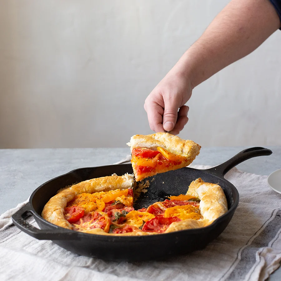 Porción de tarta salada de tomate en sartén