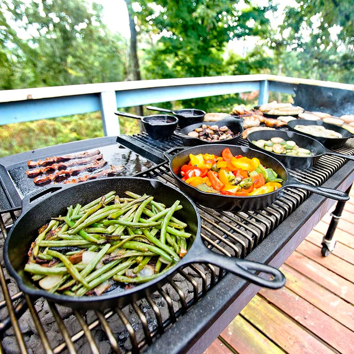 Sartenes con verduras y bacon en parrilla exterior